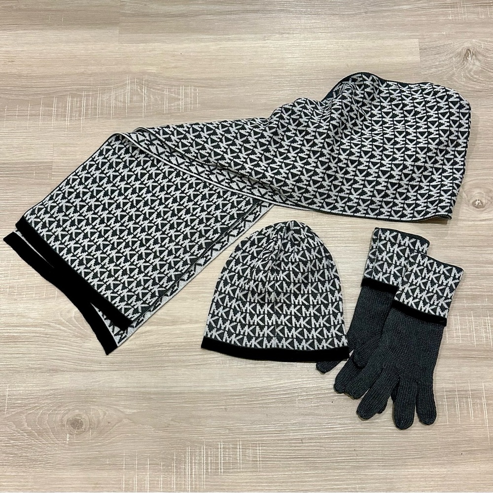 Michael Kors woman’s scarf/hat/ gloves set